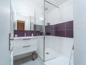 Douche, sèche-cheveux