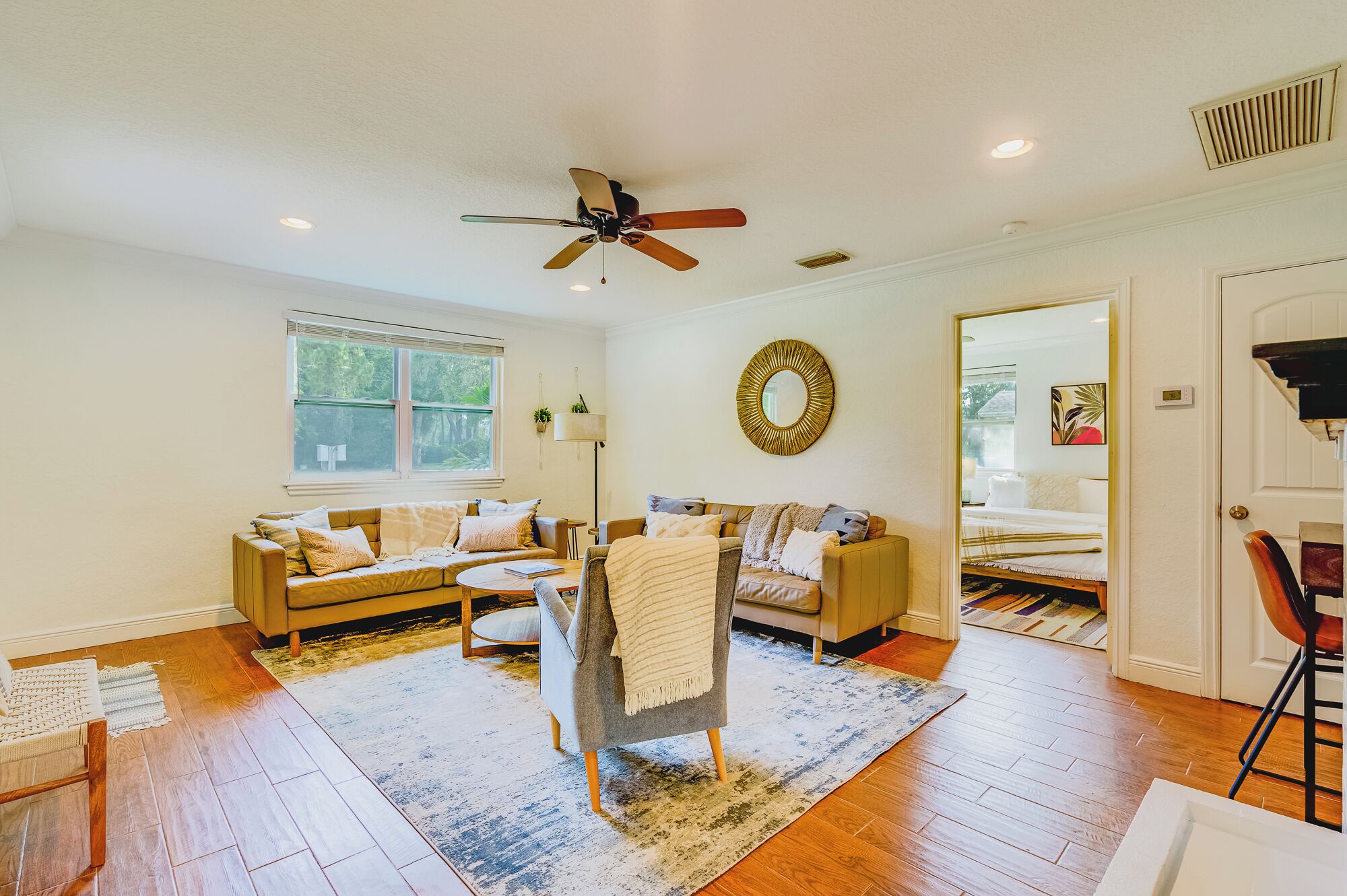 智能电视、壁炉、书、立体声音响