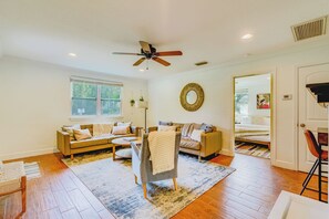 Smart-TV, Kamin, Bücher, Stereoanlage