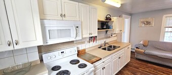 Spacious 1 floor 4BD bed apt Sleeps 8 people Only 10 min walk to Beach and Pier