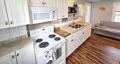 Spacious 1 floor 4BD bed apt Sleeps 8 people Only 10 min walk to Beach and Pier