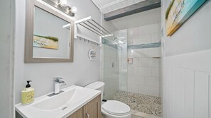 Secador de cabelo, toalhas de banho, sabonete, papel higiênico