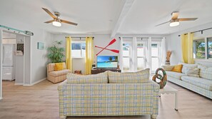 Flat-screen TV, video game console - Teddy's Beach House walking distance to Beach! (Jacksonville Beach)