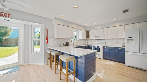 Teddy's Beach House walking distance to Beach!