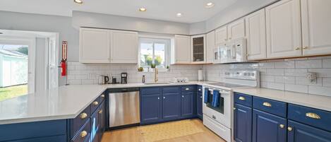 Fridge, oven, stovetop, dishwasher