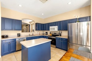 Fridge, microwave, oven, stovetop - Luxury Family Villa, Private Pool - 6mi to Disney (Kissimmee)