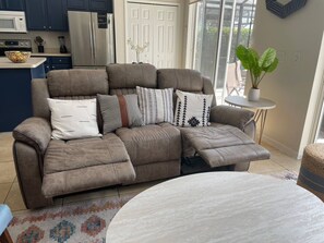 Smart TV - Luxury Family Villa, Private Pool - 6mi to Disney (Kissimmee)