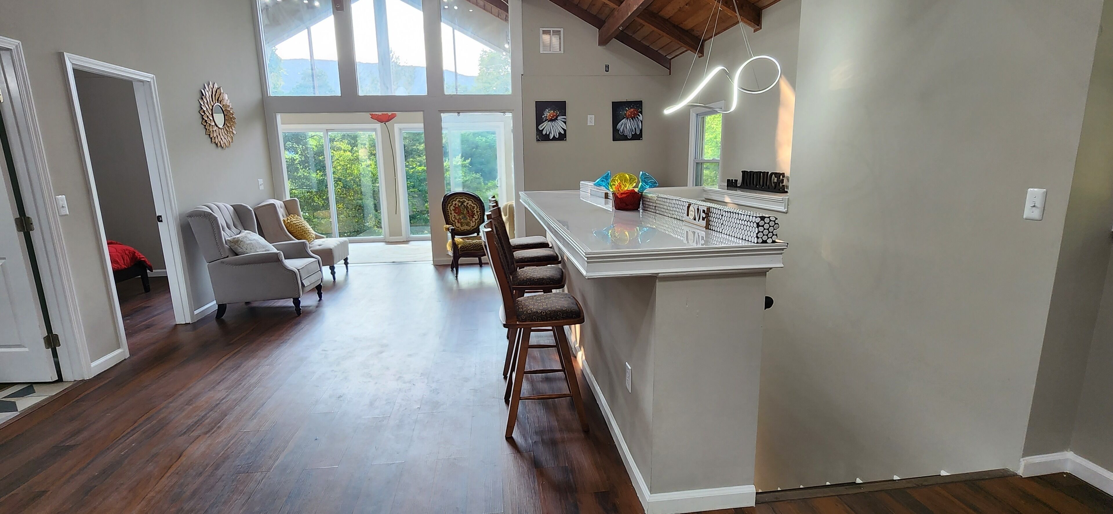 Lake House w/2 huge decks/2 sunrooms/shower panel w/6 modes/beach nearby

