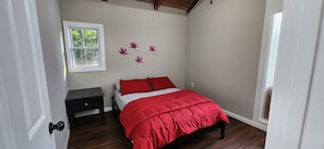 Upper level bedroom w/Double Sized Bed - Lake House w/2 huge decks/2 sunrooms/shower panel w/6 modes/beach nearby
 (Winchester)