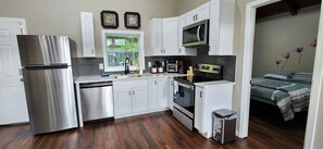 Black & White designed Kitchen w/stainless steel appliances - Lake House w/2 huge decks/2 sunrooms/shower panel w/6 modes/beach nearby
 (Winchester)