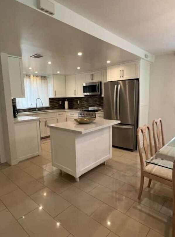 Fridge, microwave, oven, stovetop - Condo with golf course view and stunning sunset (Laguna Niguel)