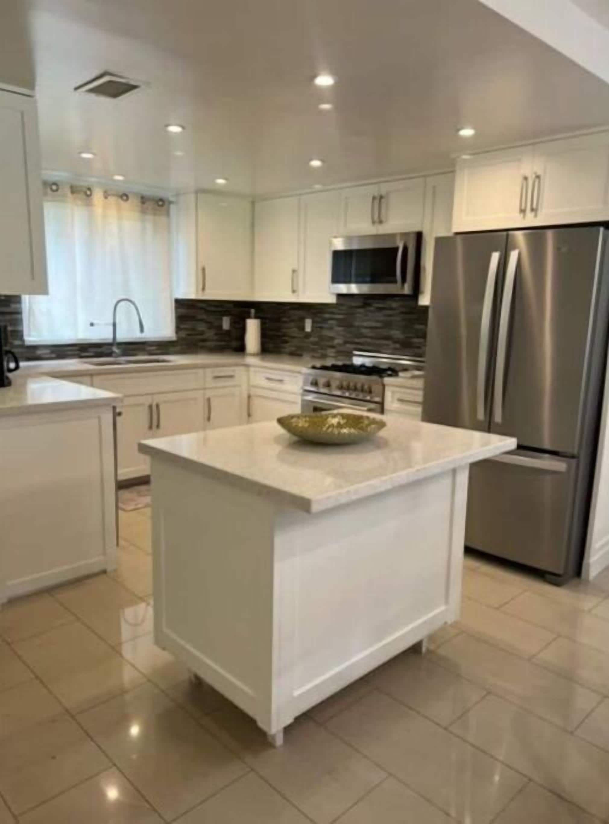 Refrigerador, microondas, horno y parrilla de estufa 