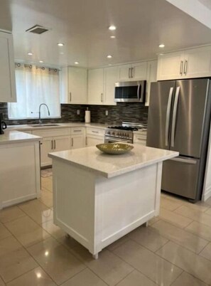 Fridge, microwave, oven, stovetop - Condo with golf course view and stunning sunset (Laguna Niguel)