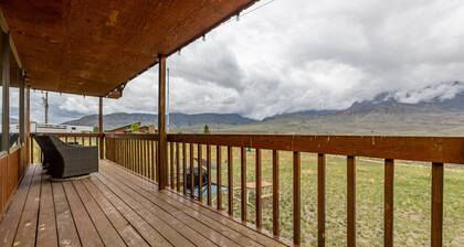 Neal's Guest House- pet friendly Wapiti Valley