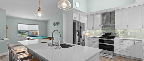 ثلاجة، ميكروويف، فرن، موقد طهي مسطح