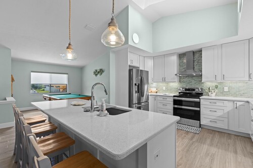 Dont miss this Waterfront Deep canal.Gulf access.Pool home! Pool table.Sleeps8.