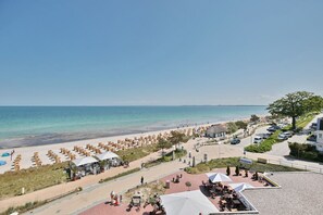 Unclassified image, 4 of 27, button