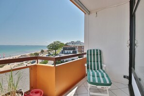 Unclassified image, 3 of 27, button