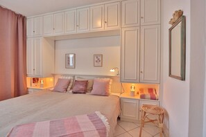 2 bedrooms, iron/ironing board, WiFi