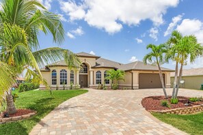 Exterior - LET THE GOOD TIMES ROLL -Sparkling Heated Pool, - Villa Good Times and Tan Lines - Roelens Vacations (Cape Coral)