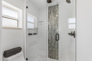 Shower, hair dryer, towels - LET THE GOOD TIMES ROLL -Sparkling Heated Pool, - Villa Good Times and Tan Lines - Roelens Vacations (Cape Coral)