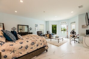 3 bedrooms, free WiFi, bed sheets - Lovely water direct home with long water views. (Marco Island)