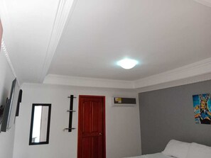 1 chambre, bureau, fer et planche à repasser, Wi-Fi gratuit