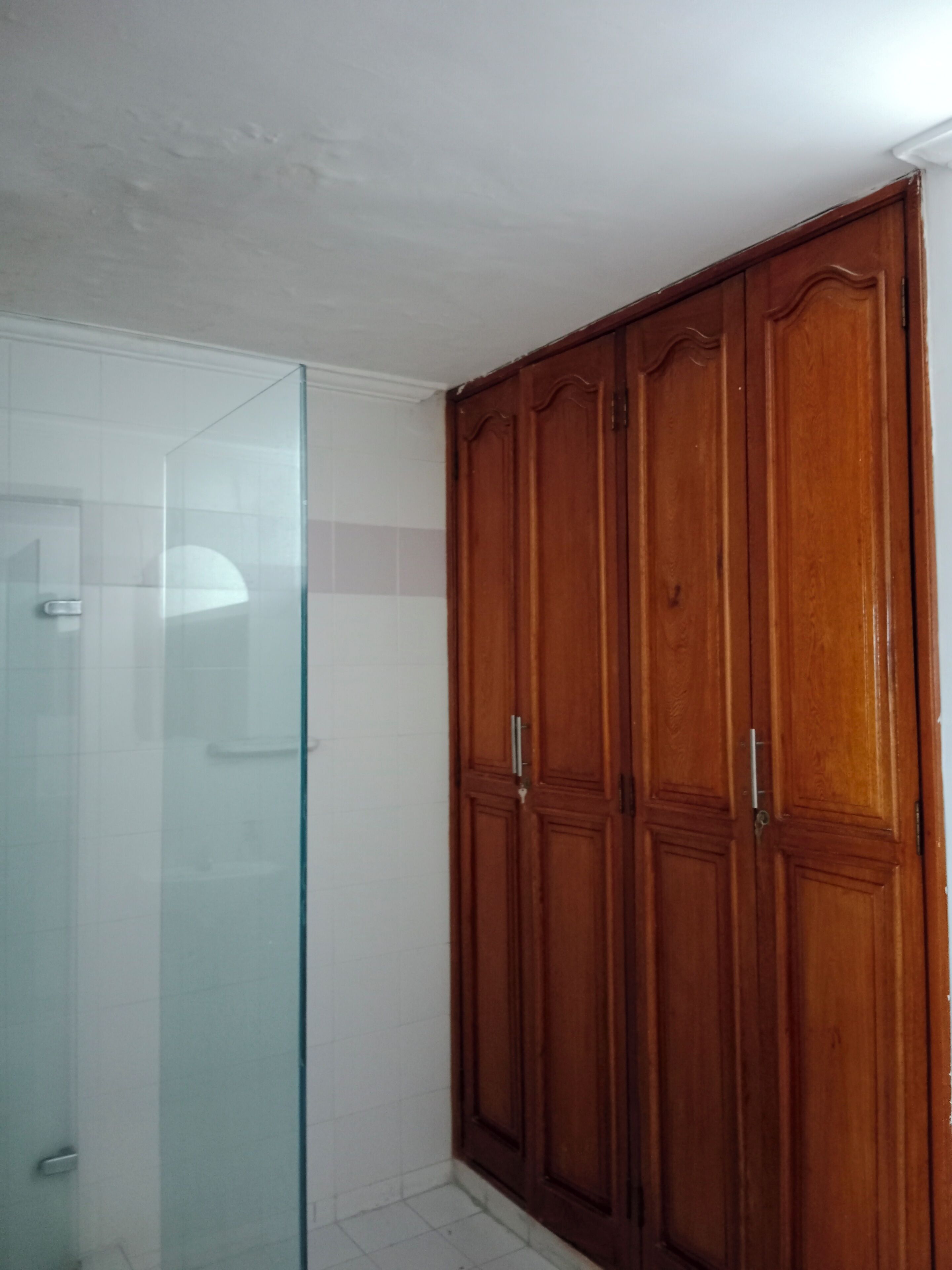 Douche, bidet, serviettes fournies, savon