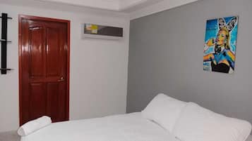 1 habitación, escritorio, tabla de planchar con plancha y wifi gratis