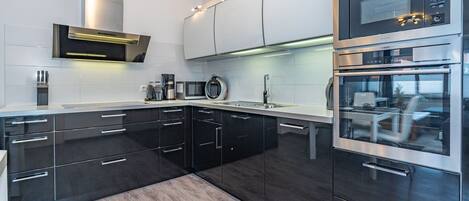Frigorifero, microonde, forno, piano cottura