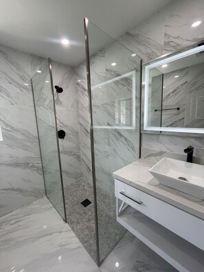 Shower, towels, toilet paper - White Lotus is a spacious family friendly home located in cable beach.   (Nassau)