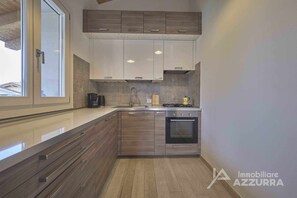 Kühlschrank, Ofen, Wasserkocher mit Kaffee-/Teezubehör, Toaster