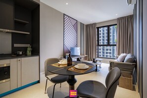 Lyxlägenhet - 2 sovrum - utsikt mot staden | Sängtillbehör av högsta kvalitet, skrivbord och ljudisolering