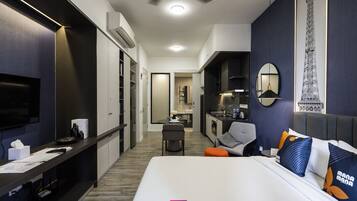 Deluxe Studio, 1 Queen Bed, City View