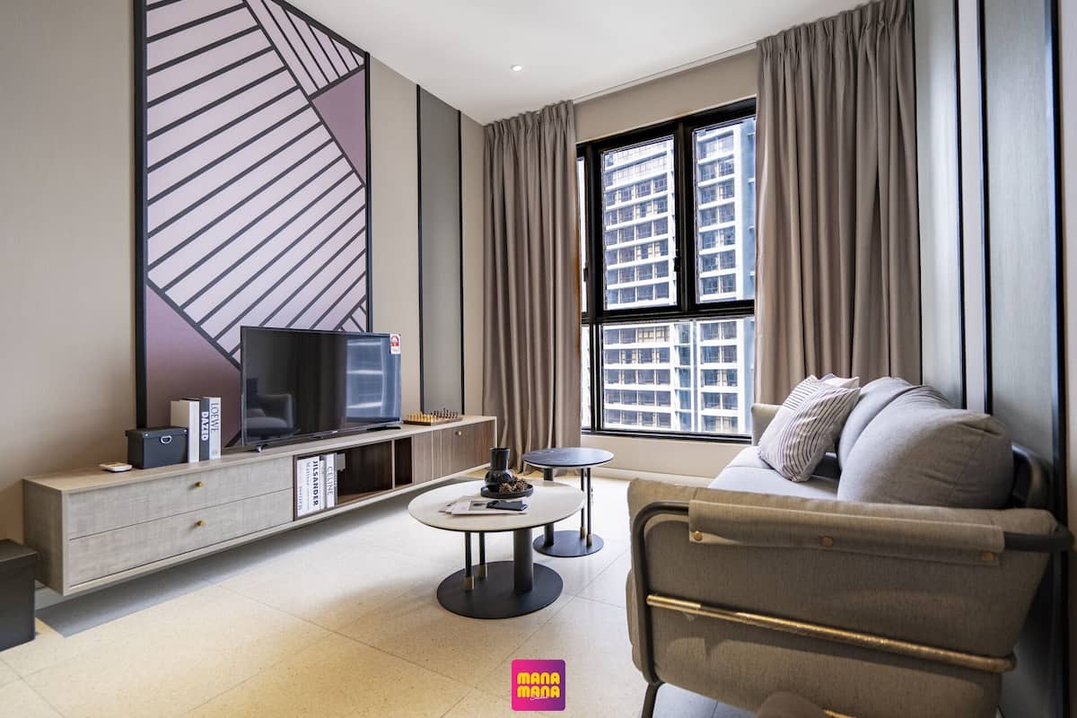 Una sala de estar moderna con sofá, televisor y un tablero de ajedrez.