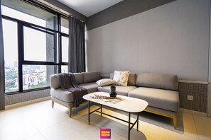 Lyxlägenhet - 1 queensize-säng - utsikt mot staden | Sängtillbehör av högsta kvalitet, skrivbord och ljudisolering