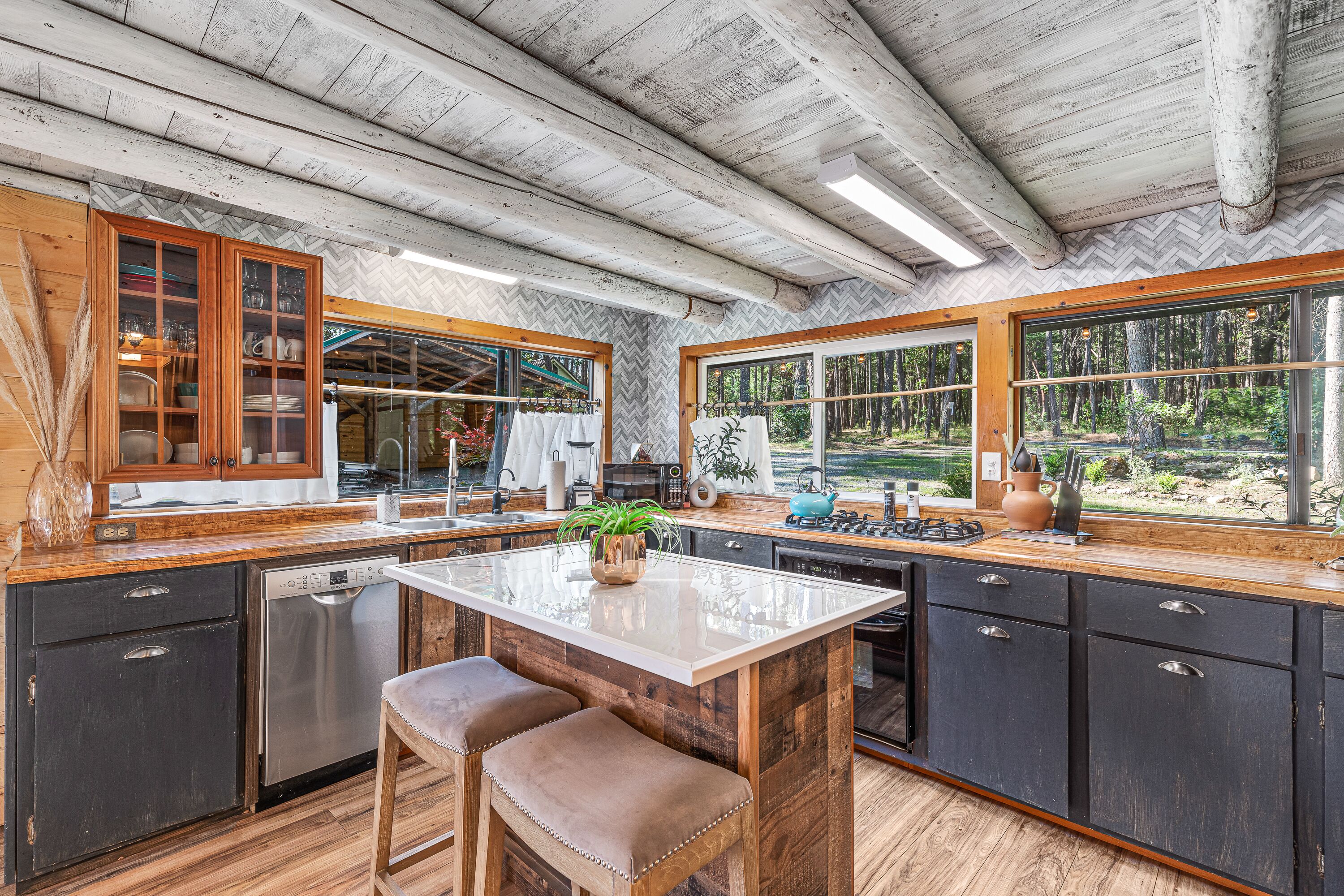 Microondas y utensilios de cocina 