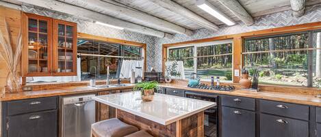 Micro-ondas, talheres/pratos/utensílios de cozinha