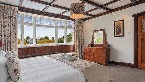 Room - Camellia House - Swimming Pool, Spa Pool, Walk to City! (Nelson)