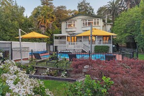 A heated pool - Camellia House - Swimming Pool, Spa Pool, Walk to City! (Nelson)