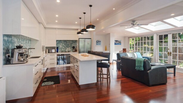Private kitchen - Camellia House - Swimming Pool, Spa Pool, Walk to City! (Nelson)
