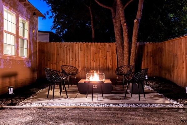 Terrace/patio - Modern Downtown 3BR Home - Mins to Alamodome/Riverwalk with Firepit, Patio, BBQ (San Antonio)