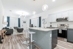 Fridge, microwave, oven, stovetop - Modern Downtown 3BR Home - Mins to Alamodome/Riverwalk with Firepit, Patio, BBQ (San Antonio)