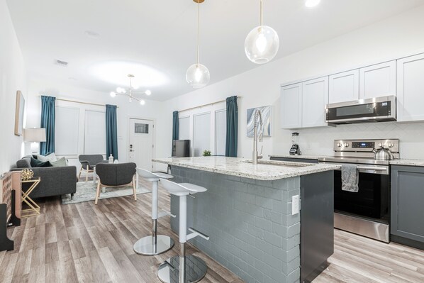 冷蔵庫、電子レンジ、オーブン、コンロ