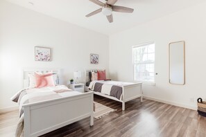 3 chambres, coffre-fort, fer et planche à repasser, lit de bébé portatif