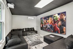 Smart TV - Dior Gorgeous Waterfront Villa, Infinity Pool & Hot Tub, Poker & Cinema rooms (Miami Gardens)