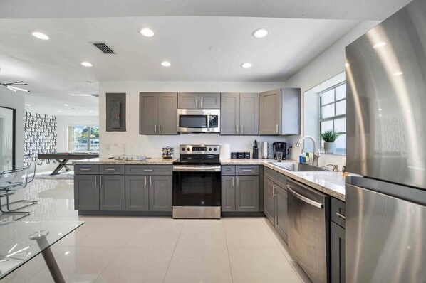 Køleskab, mikrobølgeovn, ovn, kogeplade