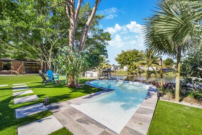 Dior Gorgeous Waterfront Villa, Infinity Pool & Hot Tub, Poker & Cinema rooms