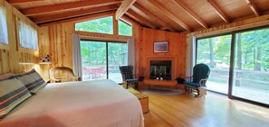 2 bedrooms, WiFi, bed sheets - Red Shutters Rustic Cottage CSA Private Community (Frankfort)