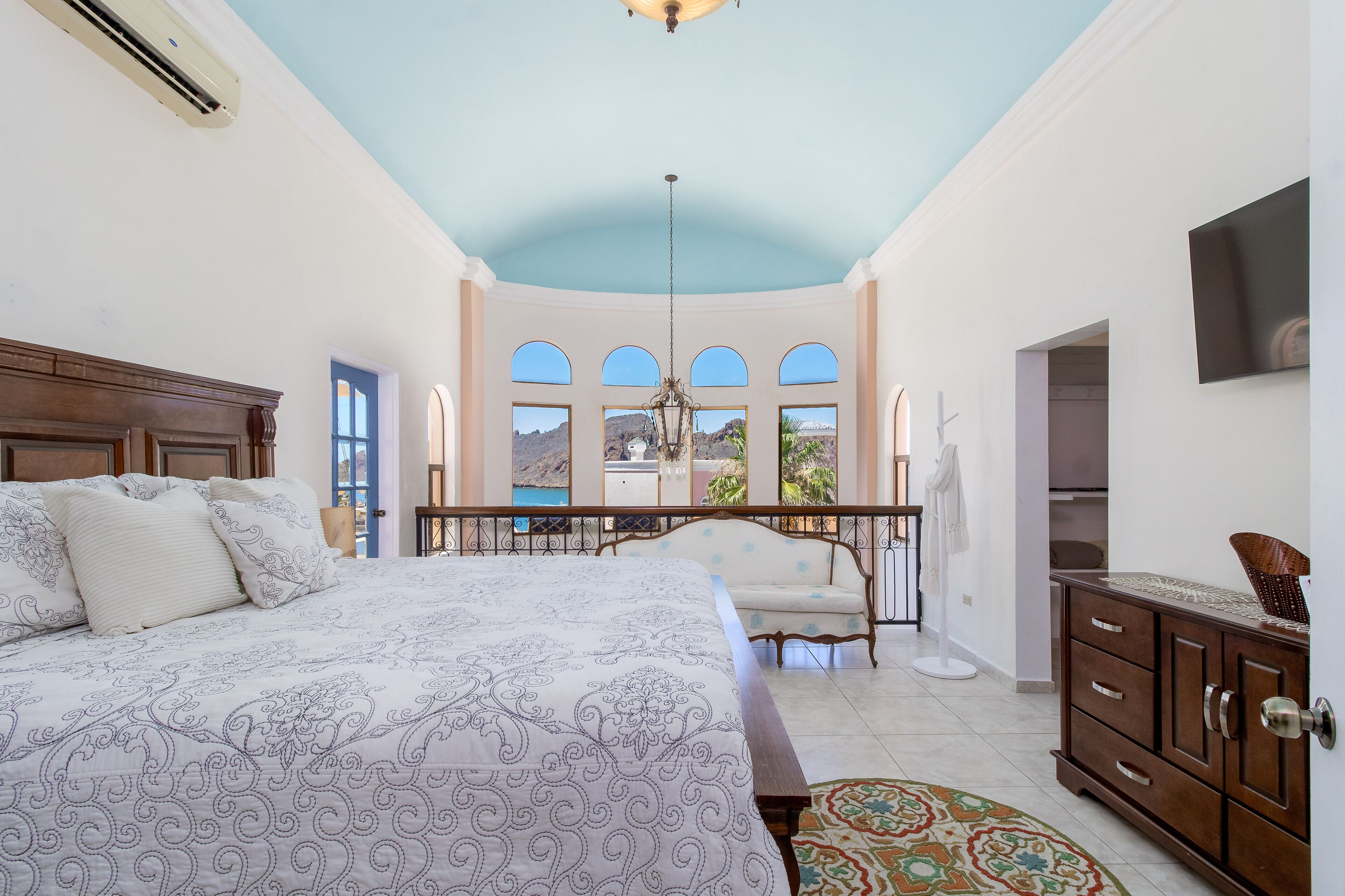 5 slaapkamers, een bureau, een strijkplank/strijkijzer, gratis wifi